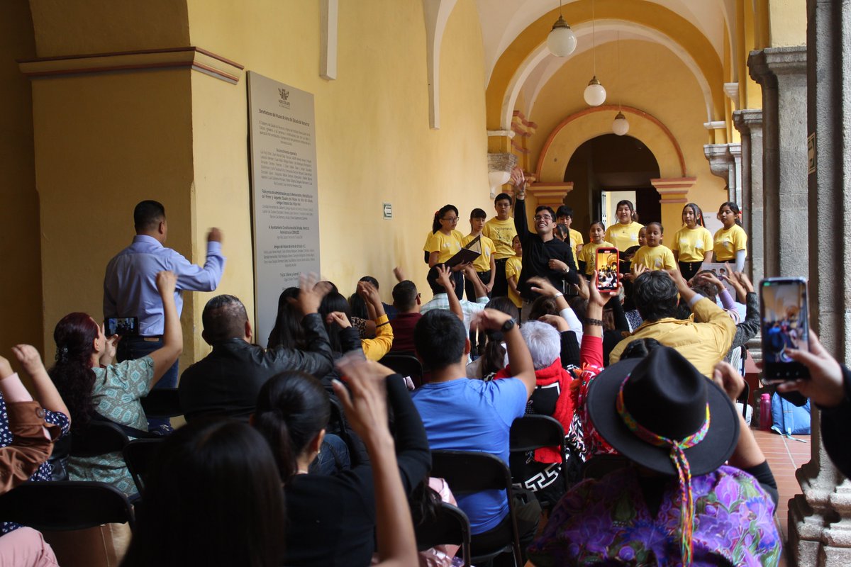 MAEVorizaba's tweet photo. Con gran éxito se presentó en el #MAEV el Coro Comunitario del Valle del municipio Mariano Escobedo, bajo la dirección de Bryan Monroy, en un concierto didáctico con obras de grandes autores del cancionero mexicano y con la colaboración del ballet “Nonatzin” del ITO. https://t.co/50vJ0pM2k4