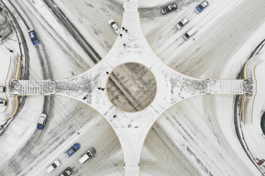 PDChina's tweet image. Cold &amp;amp; colder: China has renewed an orange alert for blizzards, as #snowstorms are likely to hit NE China's Heilongjiang, Jilin &amp;amp; Liaoning, and N China's Inner Mongolia from 8 am Mon to 8 am Tue with some parts of these regions expected to experience 30-40 cm of snow. (file pics)