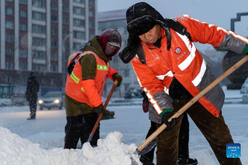 PDChina's tweet image. Cold &amp;amp; colder: China has renewed an orange alert for blizzards, as #snowstorms are likely to hit NE China's Heilongjiang, Jilin &amp;amp; Liaoning, and N China's Inner Mongolia from 8 am Mon to 8 am Tue with some parts of these regions expected to experience 30-40 cm of snow. (file pics)