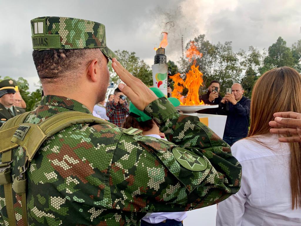 A ritmo de paso doble y con el acompañamiento del Batallón Ayacucho #OctavaBrigada, Manizales recibió el fuego deportivo de @EjeCafetero2023, en el marco de  los XXII Juegos Deportivos Nacionales y VI Juegos Paranacionales 2023 con <a href="/GoberCaldas/">Gobernación de Caldas</a> <a href="/CiudadManizales/">Alcaldía de Manizales</a>