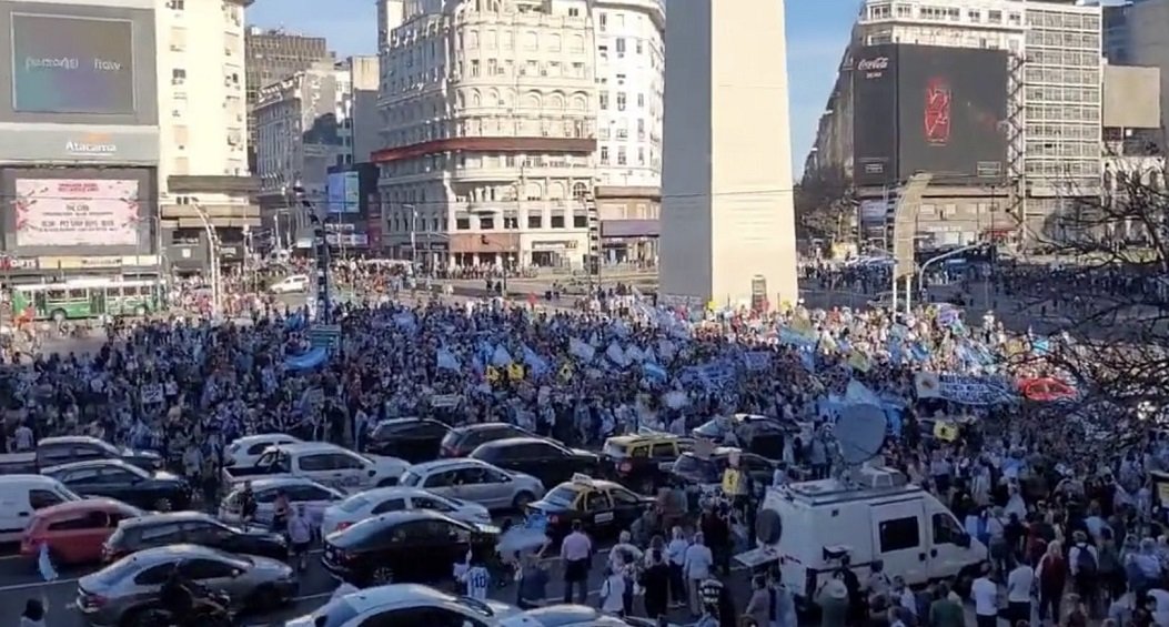 Una marcha multitudinaria un domingo y con banderas argentinas. No piden planes, no son obligados a ir y no joden a la gente. Solo reclaman transparencia, democracia y república. Quizá por eso, para algunos, no tiene importancia...