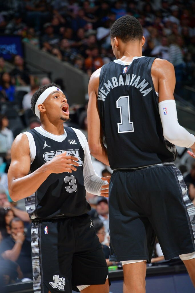 O Spurs perdeu um jogo ganho pro Toronto Raptors. Chegamos a abrir 20 pontos no primeiro tempo, mas o Raptors encostou e eventualmente virou no overtime. A seguir, alguns comentários sobre a partida. 

1. O Spurs tomou uma chuva de bolas de 3 pontos na volta do intervalo. Foram