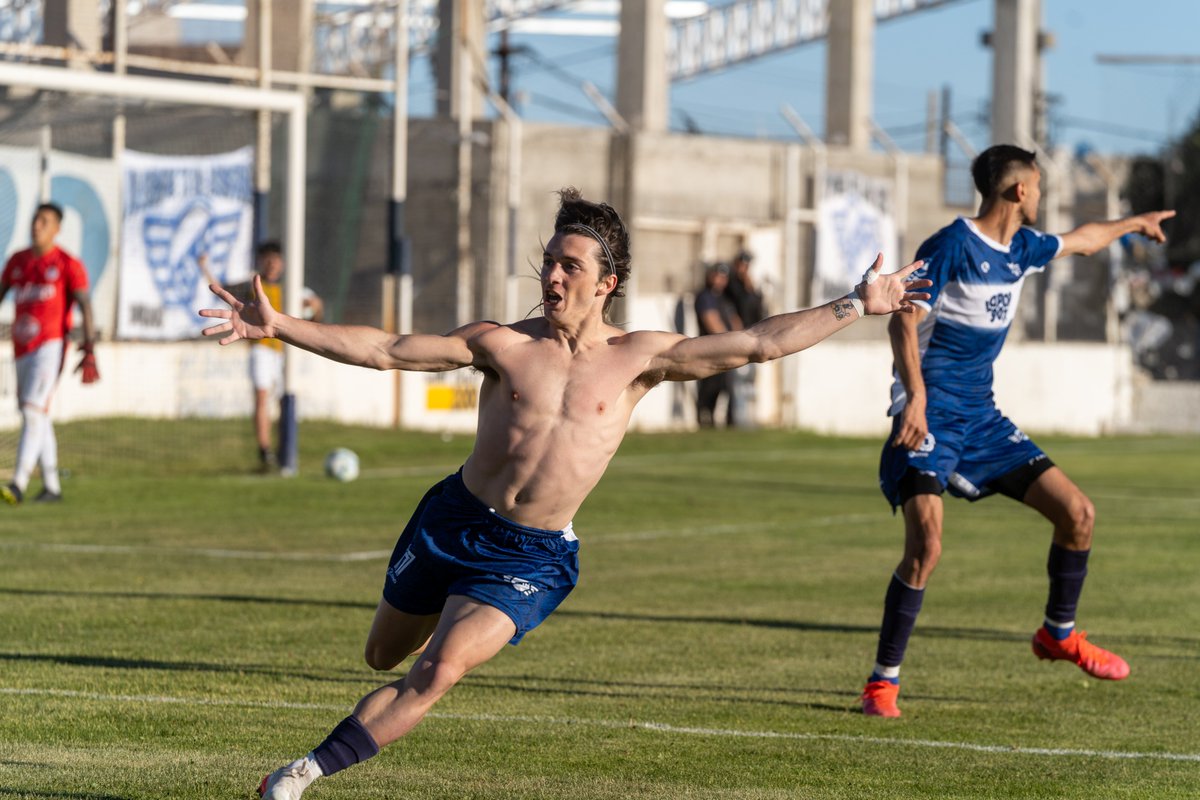Newberyescr's tweet photo. ¡El bombazo que se sintió en Tandil y explotó Comodoro! 💣

⚽ A cuatro minutos del final, Valentino Bruggesser sacó un remate que se colocó en el ángulo para el triunfo de Jorge Newbery ante Huracán por el Torneo Regional Amateur. 

#CadaVezMásGrande 🐺 https://t.co/5gPAtaLfd0