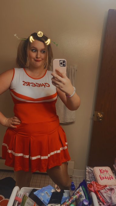 I&rsquo;ll be on myfreecams tomorrow around 11am/12pm 🥺🌸💗 https://t.co/y5xRky5Hms