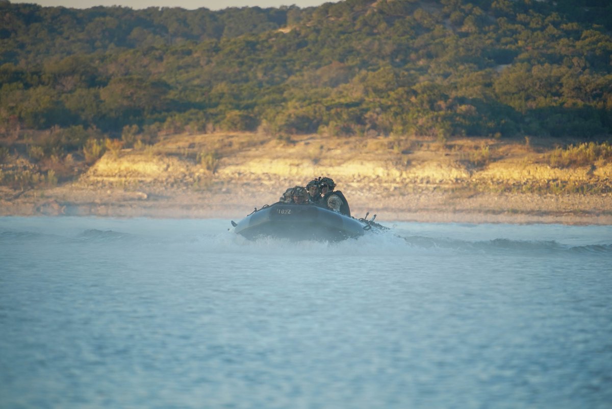 1stCavalryDiv's tweet photo. #FirstTeam Troopers making a wet gap crossing look easy.
#remagenready | #cavready | #LiveTheLegend | #Readiness @iii_corps @FORSCOM @USArmy @36thENBDE @3dUSCAV @1BCT1CD https://t.co/mrpJ3ZXrnX