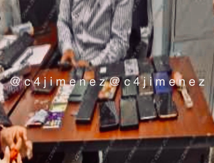 c4jimenez's tweet photo. TELÉFONOS ROBADOS y RECUPERADOS en el DESFILE de DÍA de MUERTOS
Ella es Maura Barbecho
Aprovechó la aglomeración de asistentes para robarse todo esto.
19 celulares
2 carteras
2 pasaportes
Agentes de @SSC_CDMX la detuvieron con todo.
Si reconoce algo, acuda a @FiscaliaCDMX https://t.co/CkHKBKjAzg