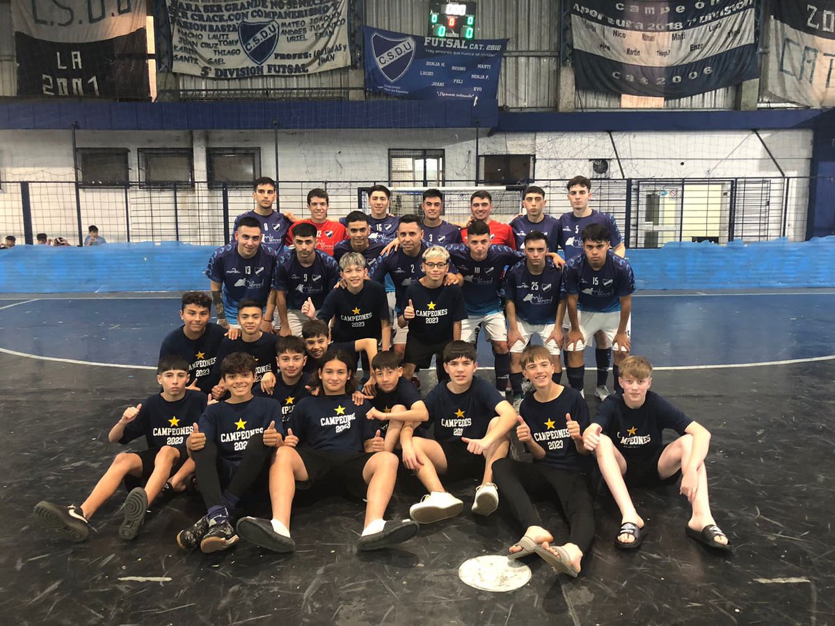 ¡Empate en casa! 

🆕 La Primera División igualó 3-3 frente a Villa Modelo en el Coloso.

⚽️ Tomás Brizuela, Santiago Barba y Fran Palumbo anotaron los goles del equipo conducido por Rodrigo Banicki que salió a la cancha acompañando por los jugadores de la 6ta División campeona