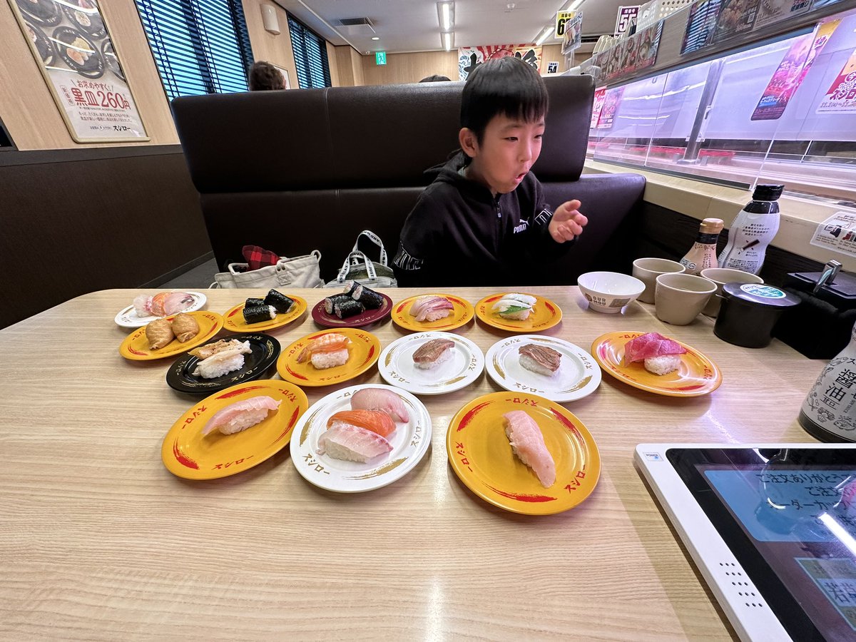 ShoPro5110's tweet photo. スシローデビュー！

テレビで10品合格だったので気になりランチにお初行ってみた(^^)

中トロも安くて旨い！もう少し厚みは欲しいけど…
確かに美味かったしデザートも最高、色々考えてはりましたわ！
品数が多い(^^)
#スシロー https://t.co/nptRZsHEA3