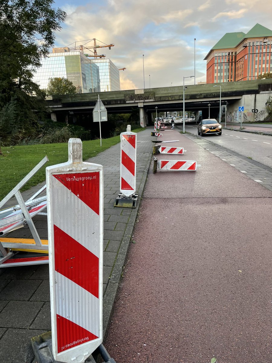 Omgevallen wegafscheidingspilaren #hendrikjestoffelsstraat. 
<a href="/AmsterdamNL/">Gemeente Amsterdam</a> : gevaarlijke situatie op het fietspad.