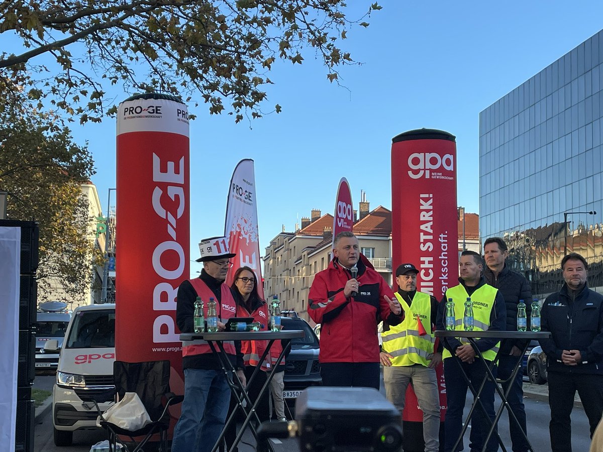 oegb_at's tweet image. #PROGE-Chefverhandler @Reini_Binder  beim Warnstreik der Wiener Aufzugsfirmen:

„Das Arbeitgeber-Angebot ist Voodoo-Mathematik und liegt weit unter der Teuerungsrate. Wir kämpfen für einen fairen Abschluss!“
#Herbstlohnrunde #Metaller