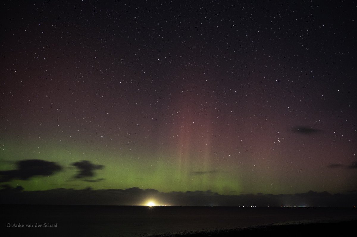 avanderian's tweet photo. Gisteravond op de zeedijk bij de Waddenzee #noorderlicht #poollicht #auroraborealis #friesland https://t.co/06qhfpOJNo