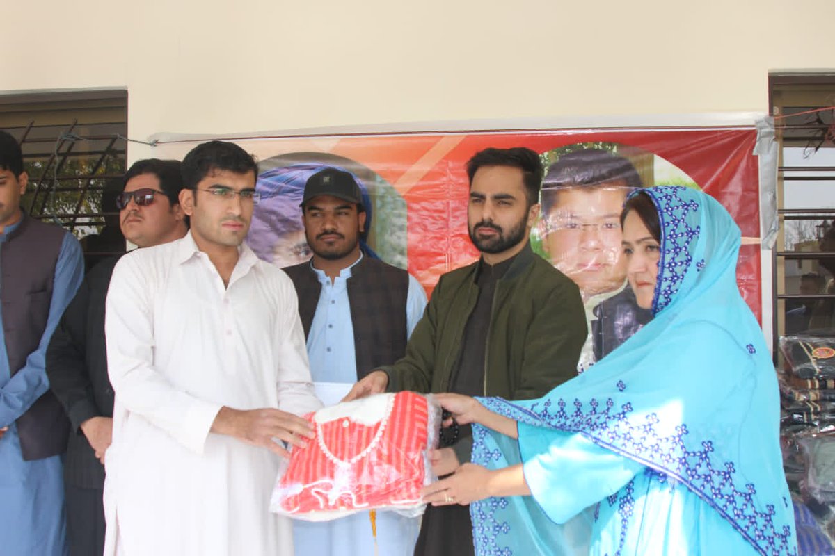 Asad_Mengal_'s tweet photo. *مورخہ 5 نومبر 2023*
*پیٹرن ان چیف بلوچستان شہداء فورم نوابزادہ میر جمال خان رئیسانی کی ہدایت پر شہداء فورم کے ہیڈ آفس میں ایونٹ رکھا گیا جس میں شہدا کے فیمفیملیز کو کیش رقم آور شہدا کے بچو کو ونٹر سیشن کے سامان دیے گیے۔!* 1/3

@SonOfShaeed @ShuhadaForum @MirNouroze @MediaCellPPP https://t.co/Cq4jcroyBP