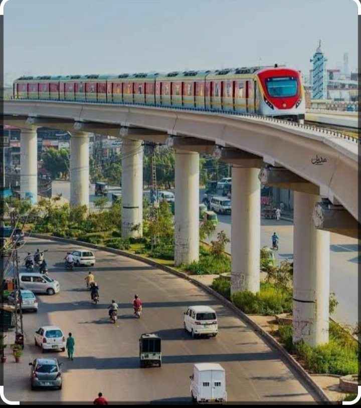 چور، نااہل، بادشاہ سلامت، سسلین مافیا کے کام دیکھیں، لاہور ایک تاریخی شہر تھا ان لوگوں نے اسے تاریخی نہیں رہنے دیا،شہر کو جدید بناکے پرانی اقدار ختم کردیں، وہ ٹوٹی اور دھول مٹی میں اٹی سڑکیں جن پہ سفر کرکے اپنائیت کا احساس ہوتا تھا اپنی مٹی کی خوشبو اتی تھی،نئ سڑکیں بناکر سب ختم