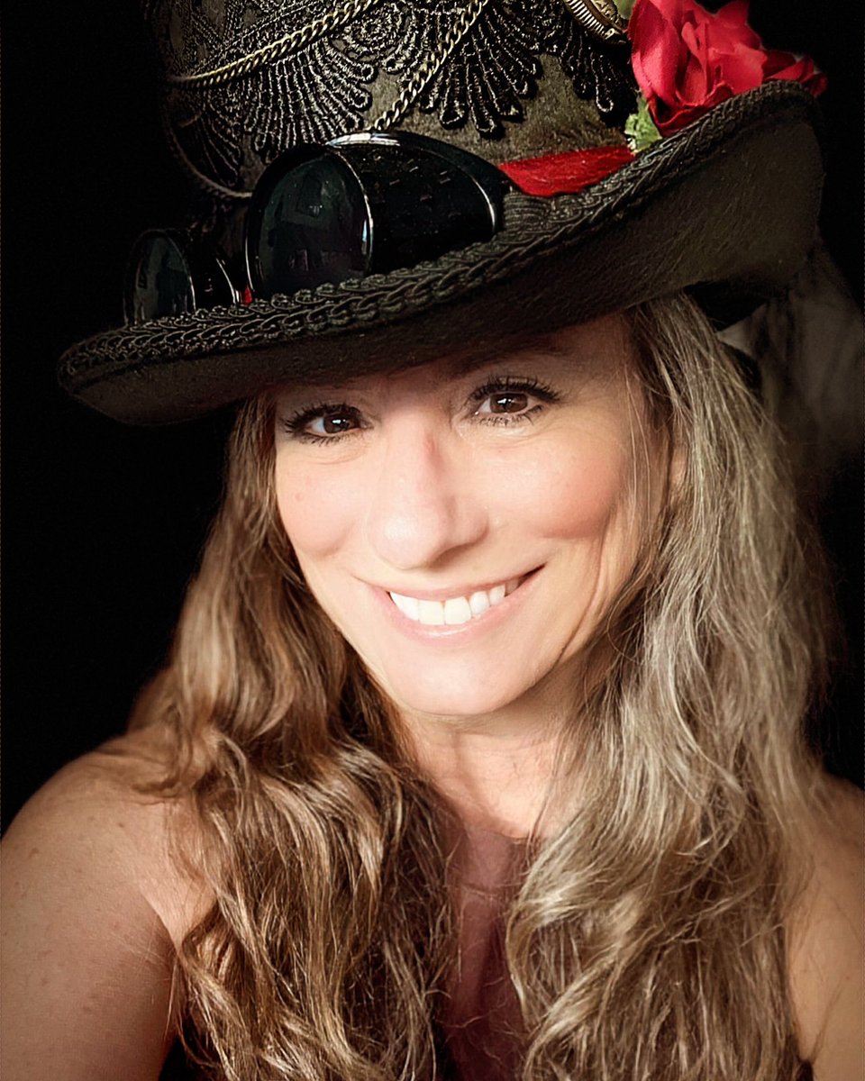 FawnGoodwine's tweet photo. Vegas Steampunk https://t.co/Ho38z1GF8Q