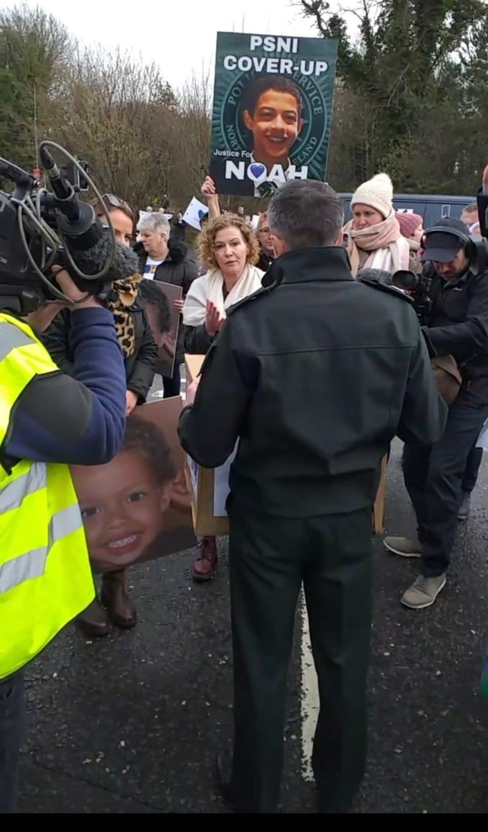 ManusSinead's tweet image. ACC Bobby Singleton #PSNI accepted  copies of the 300,000+ petitions from Fiona. He pledged to help find #JusticeForNoahDonohoe💙 was committed to finding answers!How many more weeks must a mother wait to have answers,truth &amp;amp; justice. Perhaps he might be reminded of that today!