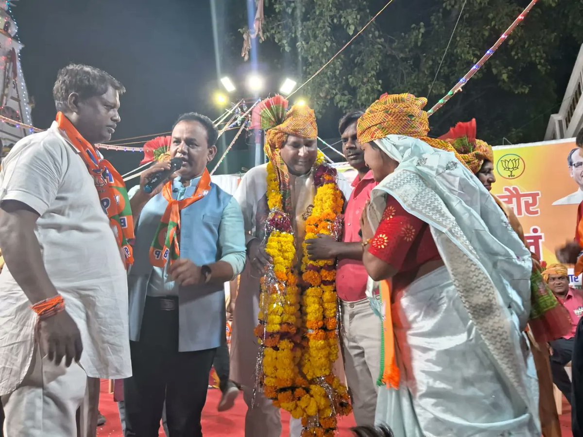 विधानसभा क्षेत्र क्रमांक 05 में आयोजित विभिन्न शक्ति केंद्र के कार्यकर्ता सम्मेलन में मुख्य वक्ता के रूप में सम्मलित होकर उपस्थित कार्यकर्ता और जन मानस को संबोधित किया। 

इस दौरान विधानसभा क्षेत्र क्रमांक 05के लोकप्रिय उम्मीदवार श्री महेंद्र हार्डिया जी भी उपस्थित रहें।