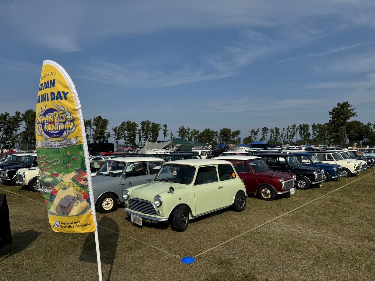 DENMOTORS1's tweet photo. ミニデイ 、歩いているだけでhappy☺️

#ジャパンミニデイ #ローバーミニ #イベント #浜名湖 #mini #rovermini #japanminiday #classicmini
#ノスタルジックヒーロー #木工のデン #GTチェアー #日産 #フェアレディZ #S30 #2000GT #スカイライン #GTR #NISSAN #FAIRLADYZ #Z #タイヤコーヒーテーブル https://t.co/UBOIyLEl4h