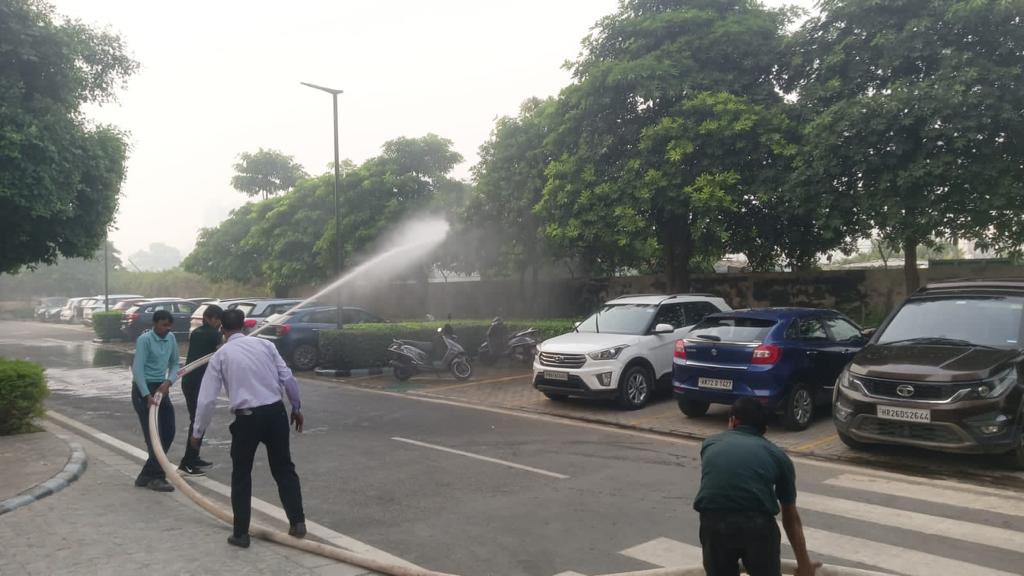 G21Ggn's tweet photo. 🌿🌧️  We are taking a green initiative to combat pollution! We're helping nature thrive by sprinkling water on plants to keep the air clean and fresh. Together, we can make a difference! 💚🌏 #CleanAir #GreenInitiative #CommunityEfforts @DC_Gurugram @MCManesar @cmohry @PMOIndia https://t.co/Yv7rmXvPZ4