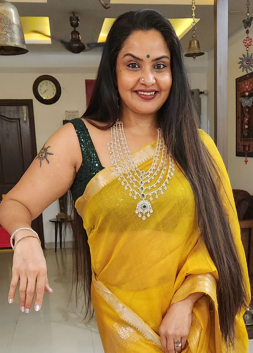 Actress Pragathi Mahavadi Biography, Hot Pragati Aunty life Family iiQ8