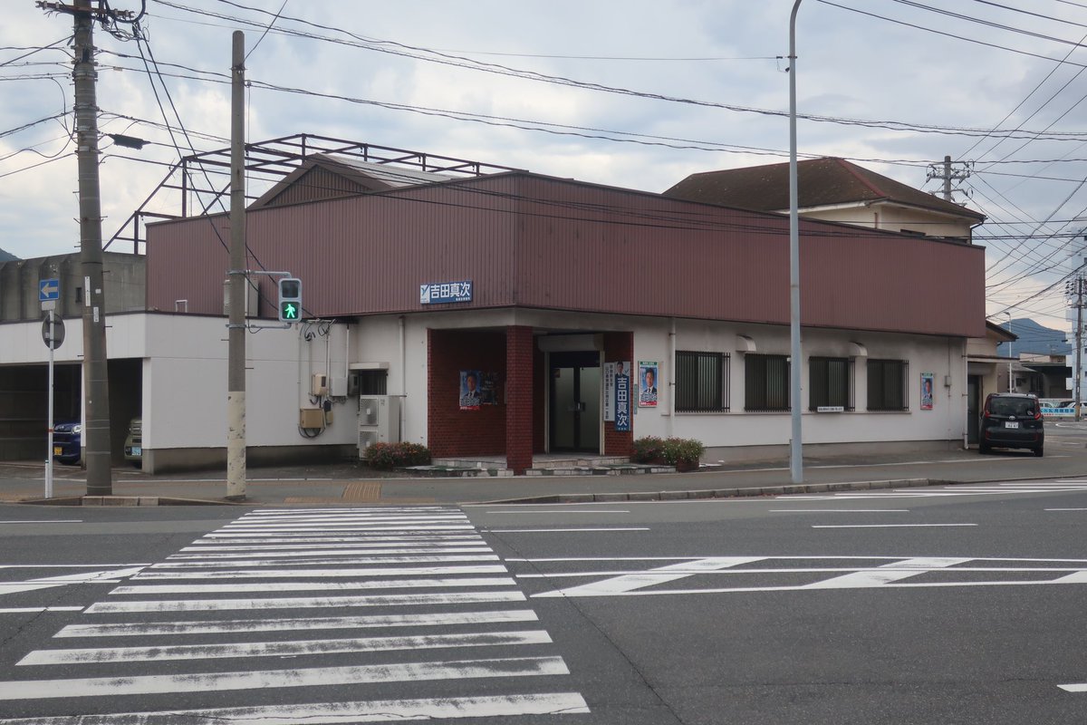 下関駅から歩いて8分ほど。ある３階建てのビルがある。関釜フェリーまで300メートルほどのところだ。そこに統一教会の施設があった。さらに1分半ほど歩くと安倍晋太郎、のちに安倍晋三事務所があった。韓国からの幹部信者たちは教団施設に宿泊。下関教会幹部は定期的に安倍事務所に通った。山口県警出