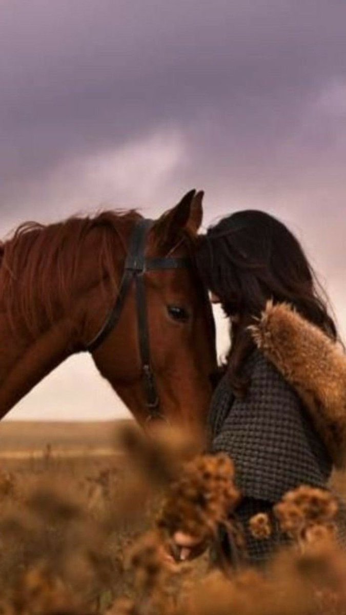 طاريك يقتل داخلي حالة الصمت 
لا جيت في بالي ، تَحرّك شجــوني

شيٍ يوّن ..  وشـي ما يقبـل الكـبت
وشي يسـولف بك غـزل في عيـوني …