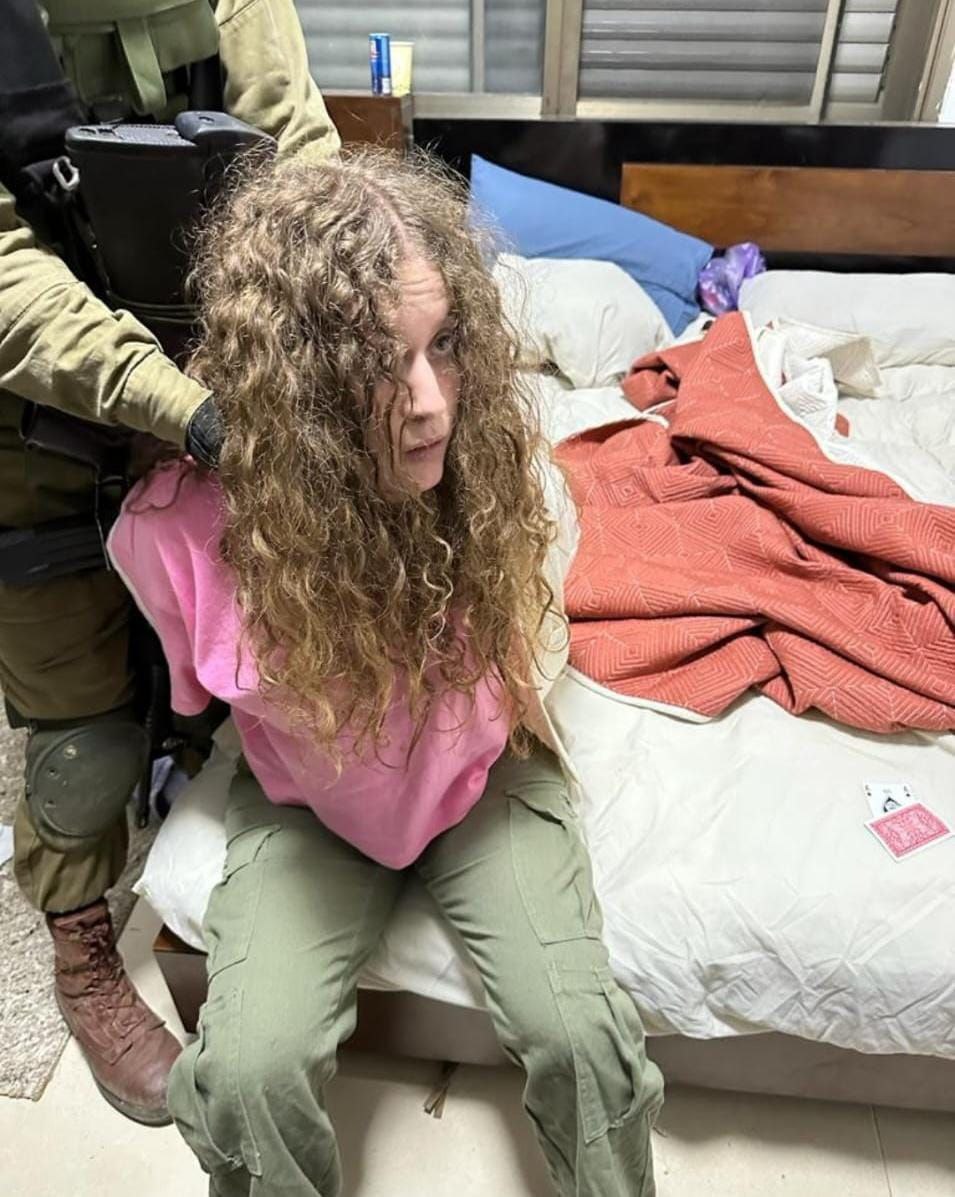 sererojonathan's tweet photo. 🔴 ISRAEL EN GUERRE: Tsahal a procédé cette nuit à l'arrestation d'Ahed Tamimi, l'égérie de la France Insoumise. Elle promettait dernièrement "de boire le sang des juifs dans leur crane". Elle ira boire son urine en cellule et aura elle aussi droit à sa photo avec le drapeau d'Israël.