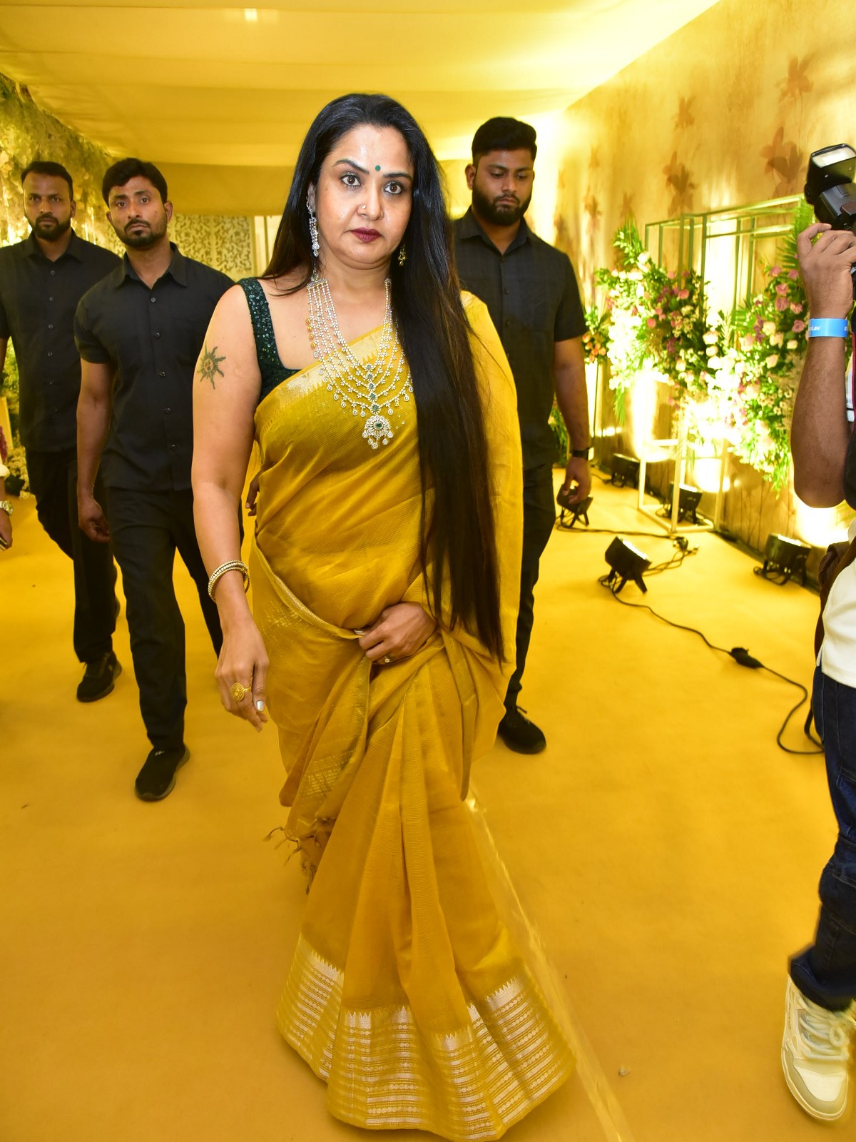 Actress Pragathi Mahavadi Biography, Hot Pragati Aunty life Family iiQ8 Image Actress Pragathi Mahavadi Biography, Hot Pragati Aunty life Family iiQ8