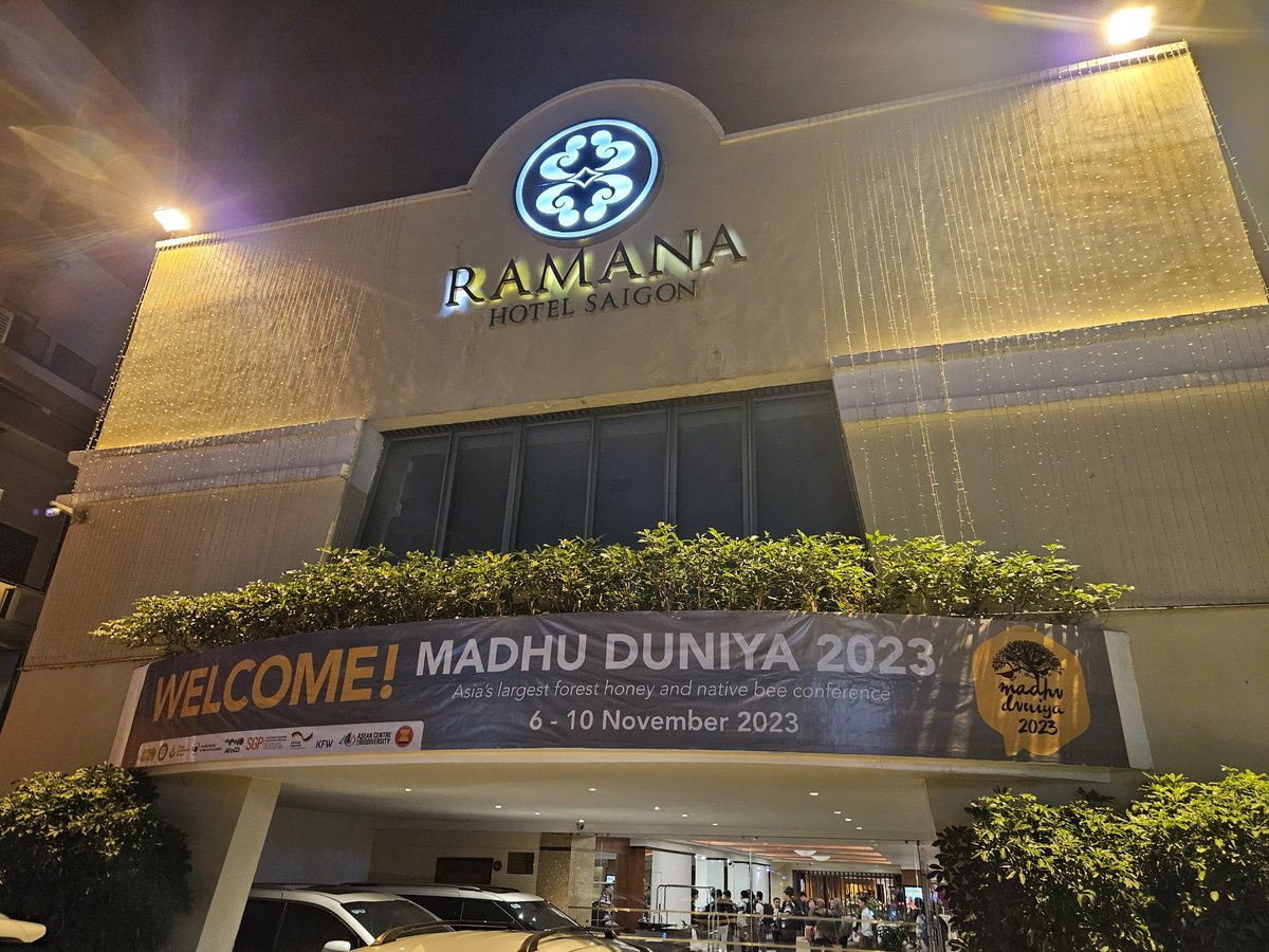 I'm in Ho Chi Minh City talking about the impacts of climate change on Asian honey bees at Madhu Duniya 2023, Asia's largest forest native honey and bee conference. This work is a collaboration between <a href="/westsyduhie/">Western Sydney U - HIE</a> and <a href="/NaduCoimbatore/">Tamil Nadu Agricultural University, Coimbatore</a>, and supported by <a href="/dfat/">Department of Foreign Affairs and Trade 🇦🇺</a>'s <a href="/AusIndiaCentre/">Centre for Australia-India Relations</a>.