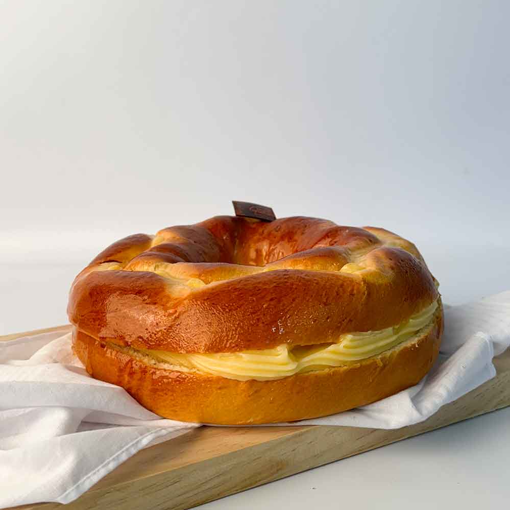 VienaCapellanes's tweet photo. ✨Disfruta de la tradición y la dulzura de la corona de la Almudena✨
De crema, nata o trufa 🤤🤍
Yo no sabría por cual decidirme...
Encuentrala en cualquiera de nuestras tiendas, también en tamaño individual!!
#VienaCapellanes #DeliciasDulces #SaborExcepcional https://t.co/gDZoI2LBl2