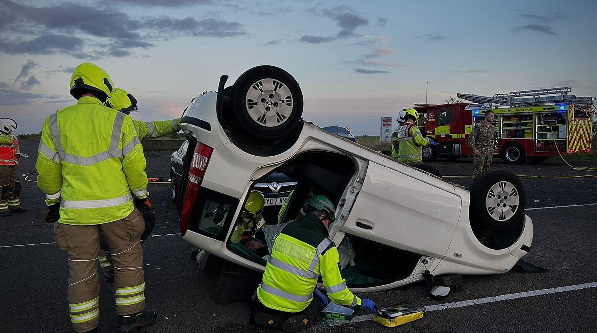 JackFrame3's tweet photo. 📸 from a good training session conducted alongside @LeicsFireRescue @leicspolice @EMASNHSTrust @EMICS999 
A large scale RTC exercise working on all things @jesip999 
Developing tactics and comms on the ground also great to work alongside one of our own 💂‍♀️ 
@ct_bonham 
1/2 https://t.co/EtvIcffVHF