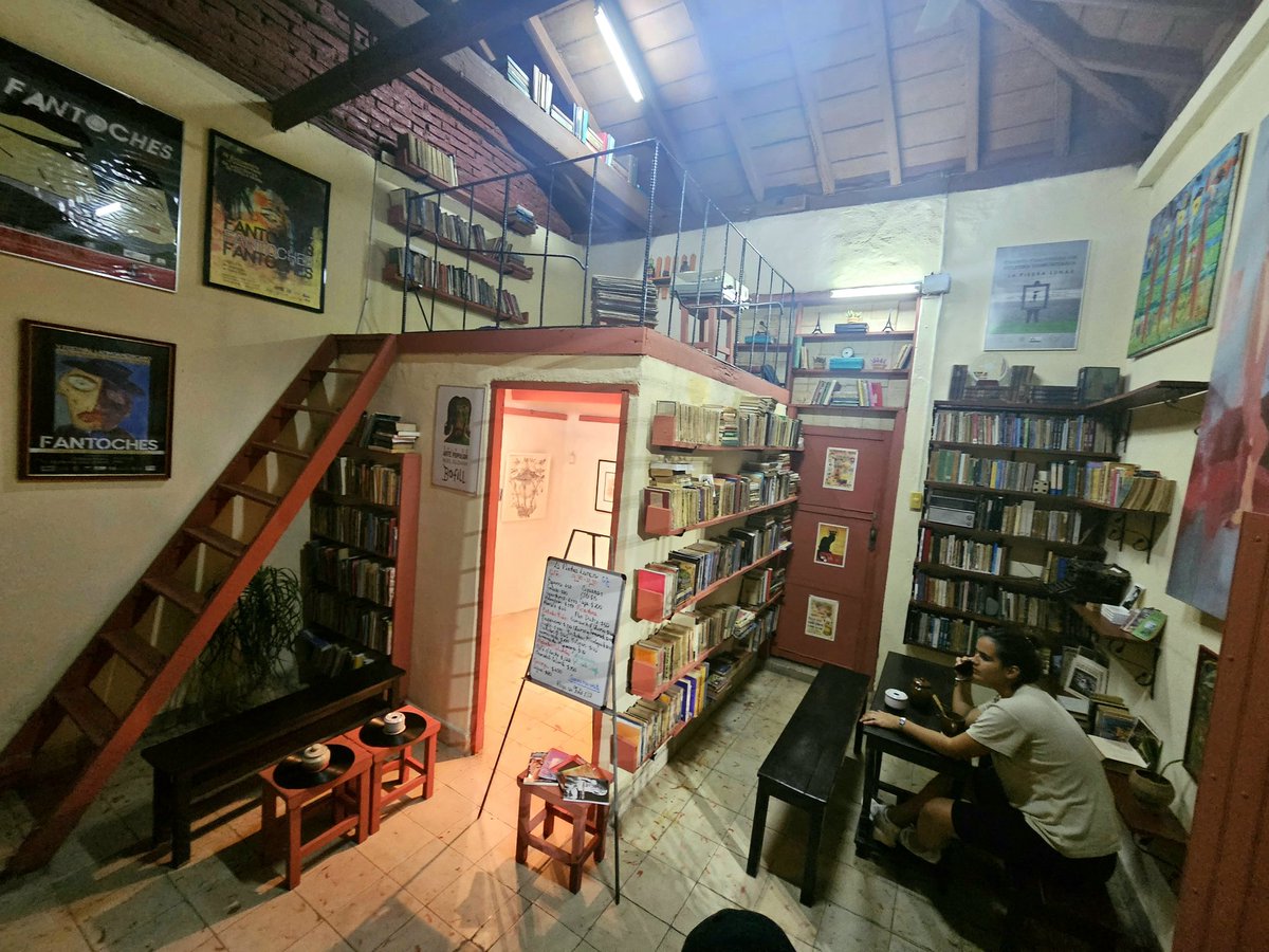 cesarlvr's tweet photo. @pepejez Una habitación llena de libros con un aroma a café recién hecho, donde la tranquilidad del ambiente se mezcla con el aroma a viejos tomos, invitando a un aprendizaje bohemio! https://t.co/gye2btVNqk