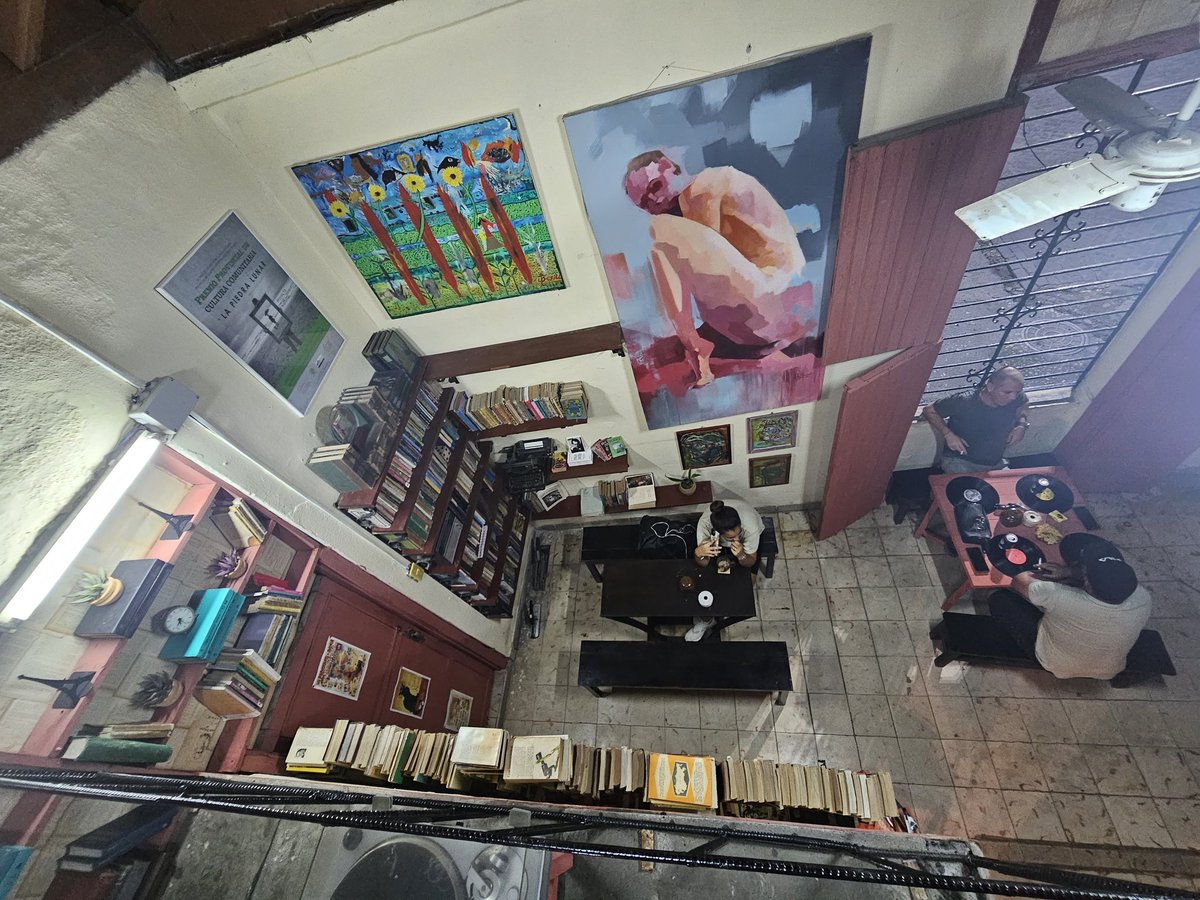 cesarlvr's tweet photo. @pepejez Una habitación llena de libros con un aroma a café recién hecho, donde la tranquilidad del ambiente se mezcla con el aroma a viejos tomos, invitando a un aprendizaje bohemio! https://t.co/gye2btVNqk