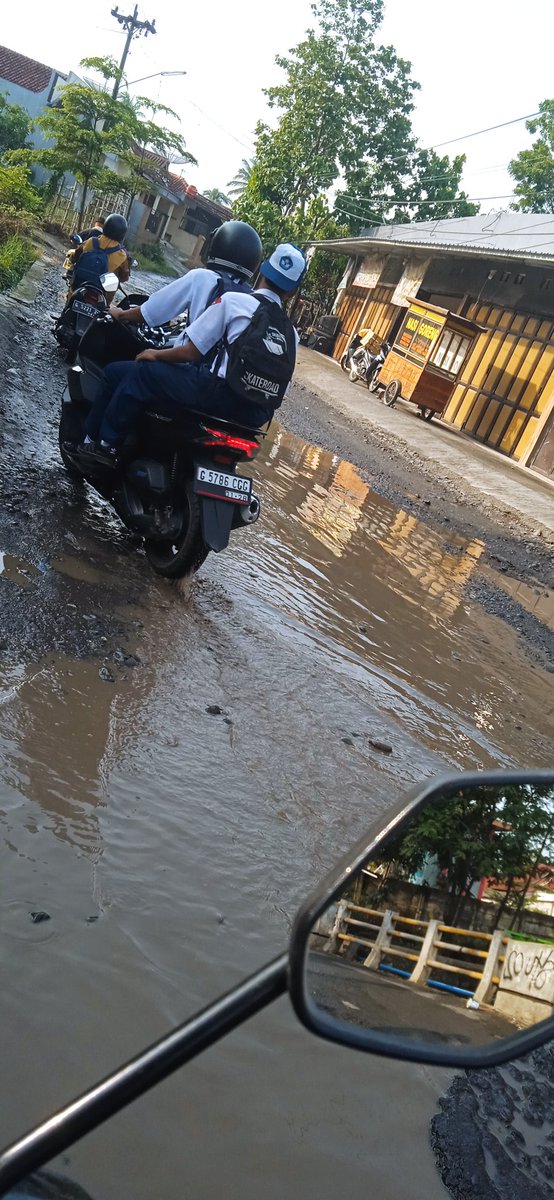 Vy_za's tweet photo. Jalan berlubang, dah kaya kolam. Hujan tak hujan ttep keisi air. Drainase yang buruk di jalan laren - Kaliwadas. Kec Bumiayu Kabupaten Brebes https://t.co/EnTNpcRhkD