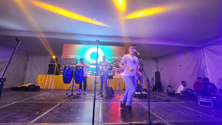 evelyn_parraA's tweet photo. ¡Qué increíble cierre de la #FeriaDelPanDeMuertoYChocolate2023! 🥳 La música de RIKO MANFOR nos hizo bailar sin parar.💃🕺 ¡Definitivamente un evento inolvidable! Gracias a todos por ser parte de esta gran experiencia!🙌🎶🍫😉 #FeriaDelPanDeMuertoYChocolate2023 #EventoInolvidable https://t.co/nIOAPiKj5x
