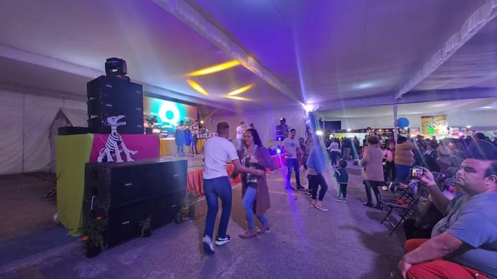 evelyn_parraA's tweet photo. ¡Qué increíble cierre de la #FeriaDelPanDeMuertoYChocolate2023! 🥳 La música de RIKO MANFOR nos hizo bailar sin parar.💃🕺 ¡Definitivamente un evento inolvidable! Gracias a todos por ser parte de esta gran experiencia!🙌🎶🍫😉 #FeriaDelPanDeMuertoYChocolate2023 #EventoInolvidable https://t.co/nIOAPiKj5x