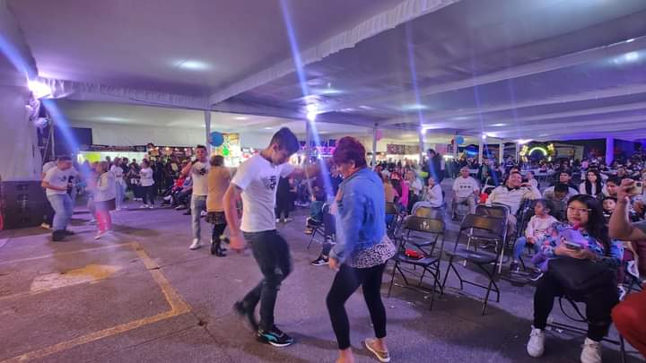 evelyn_parraA's tweet photo. ¡Qué increíble cierre de la #FeriaDelPanDeMuertoYChocolate2023! 🥳 La música de RIKO MANFOR nos hizo bailar sin parar.💃🕺 ¡Definitivamente un evento inolvidable! Gracias a todos por ser parte de esta gran experiencia!🙌🎶🍫😉 #FeriaDelPanDeMuertoYChocolate2023 #EventoInolvidable https://t.co/nIOAPiKj5x