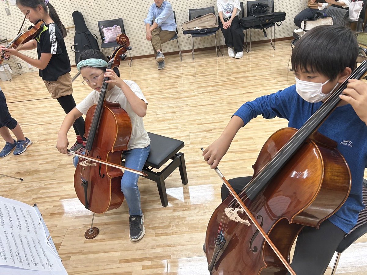 felice_strings's tweet photo. こどもアンサンブルのリハーサルでした。コンサートでは10名で心を合わせて演奏します🎵
#こどもアンサンブル https://t.co/rzFDZB2E7U