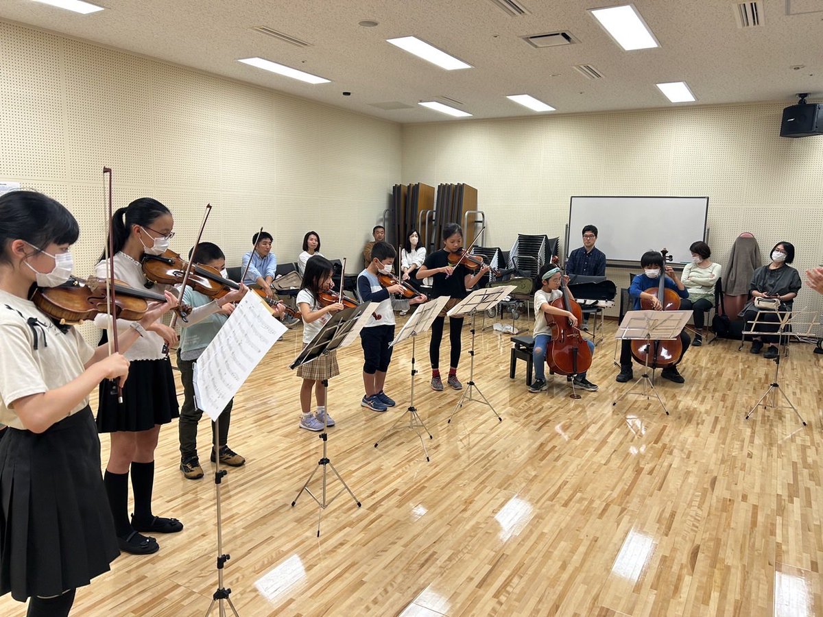 felice_strings's tweet photo. こどもアンサンブルのリハーサルでした。コンサートでは10名で心を合わせて演奏します🎵
#こどもアンサンブル https://t.co/rzFDZB2E7U