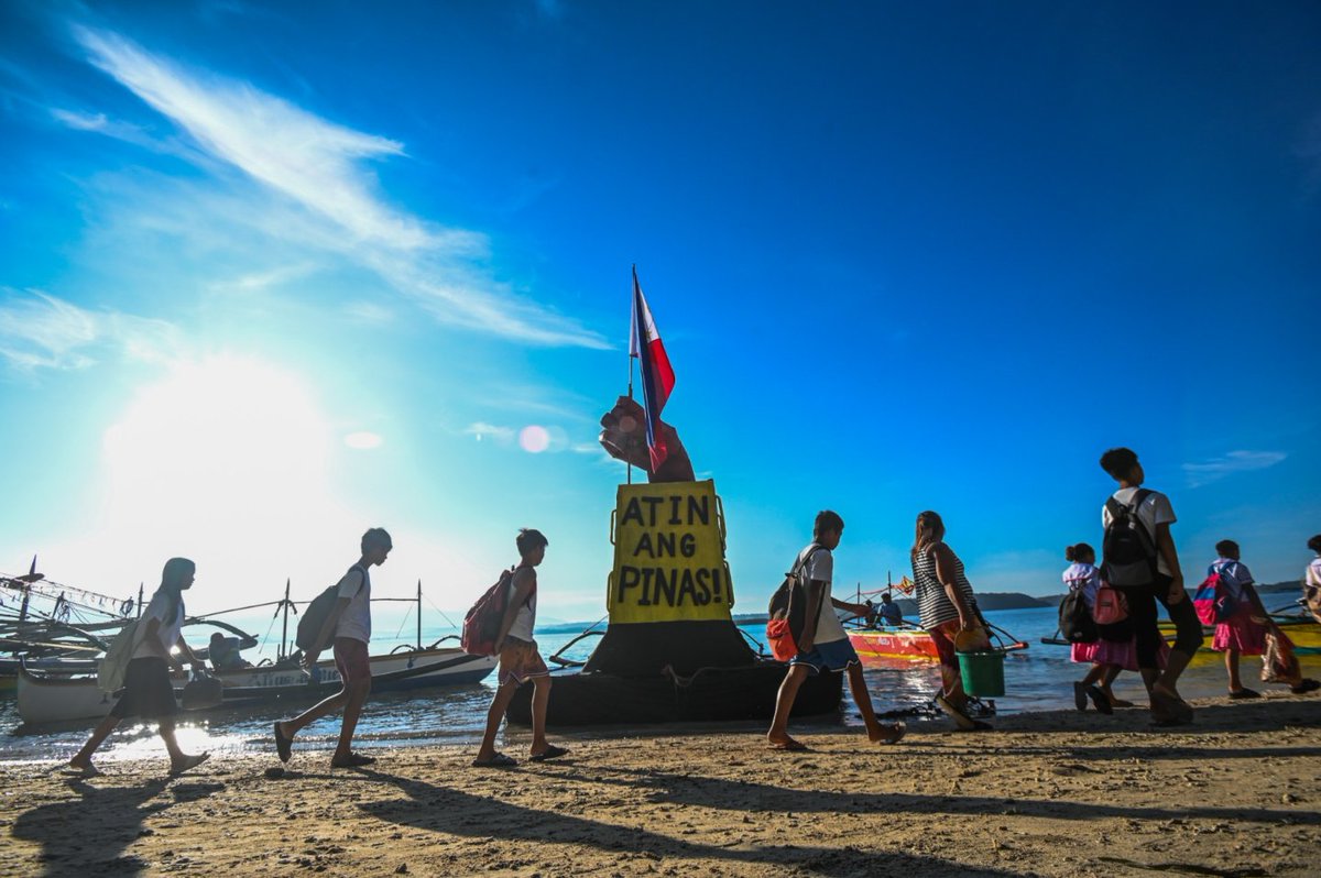 #ATINANGPINAS 🇵🇭 ✊

Members of the Association of Masinloc Fishermen release an 18-foot symbolic buoy afloat the West Philippine Sea, off the waters of Barangay San Salvador, Masinloc, Zambales, on Monday, November 6, as a protest against the 'continued harassment of the Chinese…