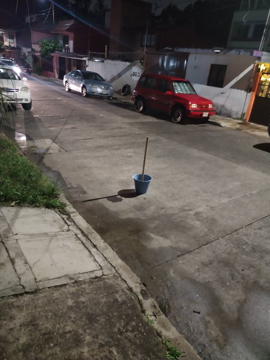 6allettaa's tweet photo. Quiero reportar que en la calle priv. Obras públicas existen estos vecinos gandallas que apartan lugares en la calle que ni siquiera son entrada, y cuidado si te pones ahí porque te arman un drama, argumentando que son sus "lugares" espero se pueda hacer algo a respecto. https://t.co/ngWKbIXrce