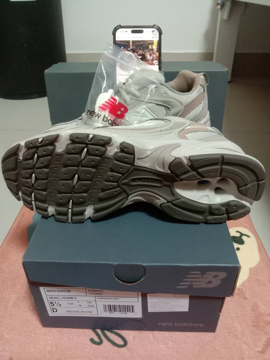 PaeSorasart's tweet photo. ส่งต่อ New Balance MR530KOB มือสองสภาพ 99.99% ช็อปไทย (กล่อง+ใบเสร็จ)
ซื้อมาใส่ครั้งเดียว Size 23.5 cm / 38 eu

ราคา 3,500 บาทถ้วน ส่งฟรี กทม.น��ดรับได้ค่ะ
#newbalance530 #newbalance #รองเท้ามือสองของแท้ https://t.co/UML7jjdmkH