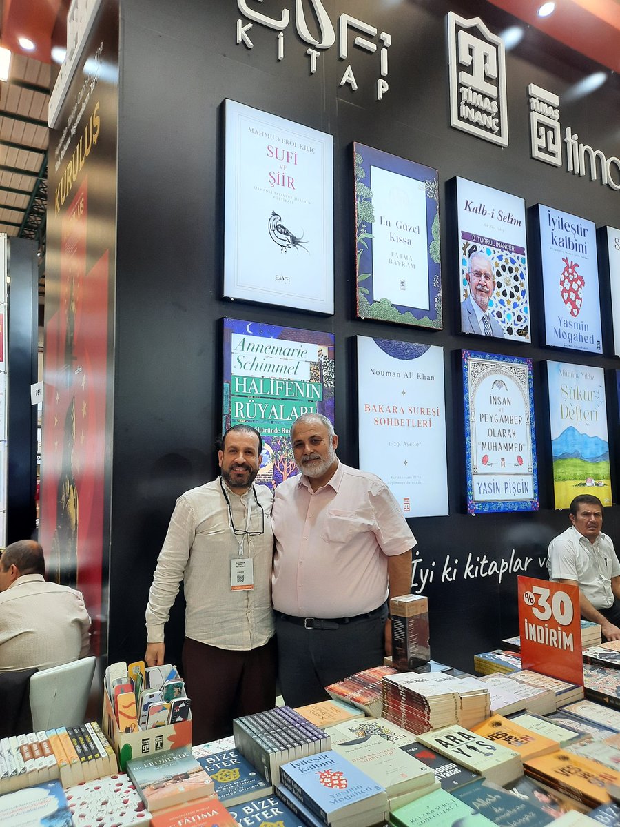 Mutad ziyaretgâhımız olan <a href="/kitapfuari/">Tüyap Kitap Fuarı</a>'nda <a href="/timasyayingrubu/">Timaş Yayın Grubu</a> ve  <a href="/SufiKitap/">Sufi Kitap</a> 'tan <a href="/MuharremVarol11/">Muharrem Varol</a> Bey kardeşim her zamanki içtenliğiyle bizi uzaklardan tanıyıp karşıladı. Beni ve ilgi alanımı bildiği için kitap seçmeme gerek kalmadı. O işi de halletti. Sağolsun