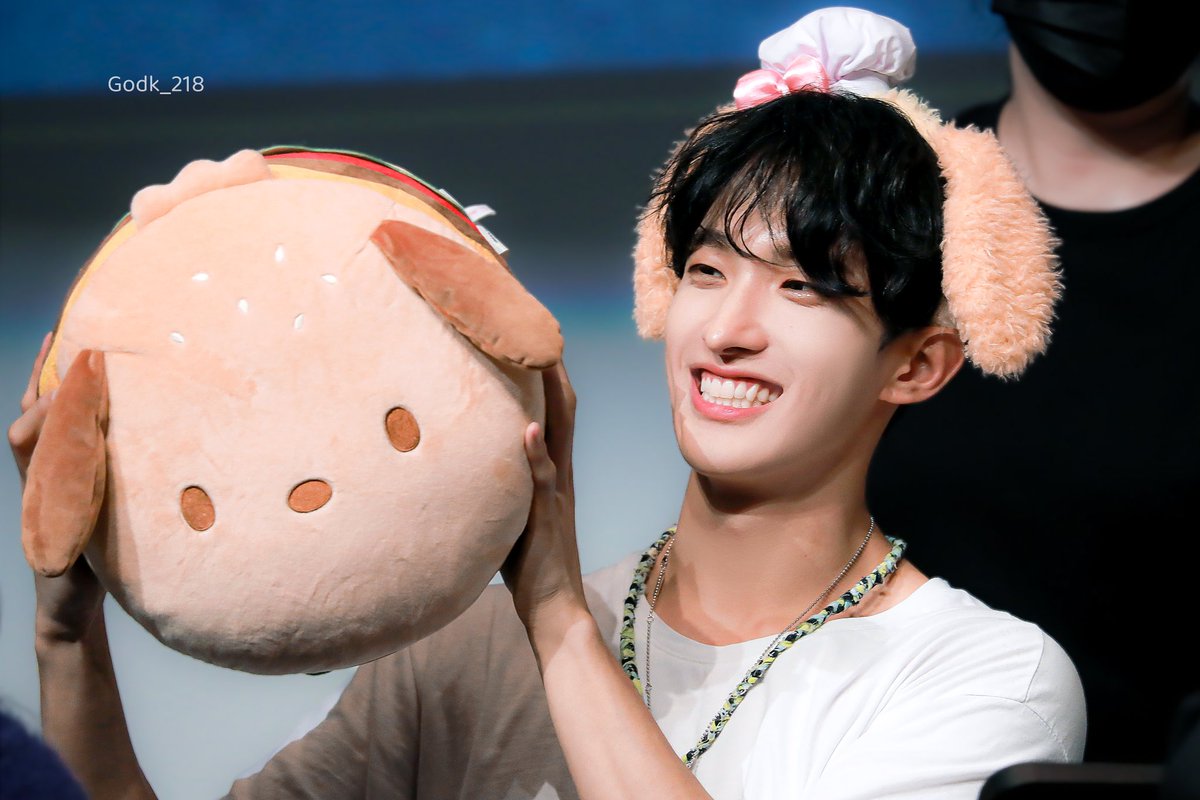 Godk_218's tweet photo. 231105 뮤플 팬싸

햄버겸 한입먹어🍔

#SEVENTEEN #세븐틴 
#도겸 #DK https://t.co/SXcpFVQrA9