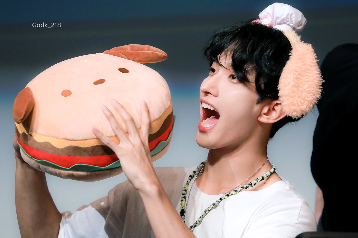 Godk_218's tweet photo. 231105 뮤플 팬싸

햄버겸 한입먹어🍔

#SEVENTEEN #세븐틴 
#도겸 #DK https://t.co/SXcpFVQrA9