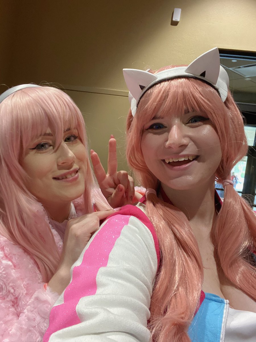 dapplemii's tweet photo. Gotta post this selfie of @endless_skies_ and me from CCE for #aivember day 5! “Past/Present” 
Iris would love taking to her past/future self https://t.co/NsHLDFAJfy