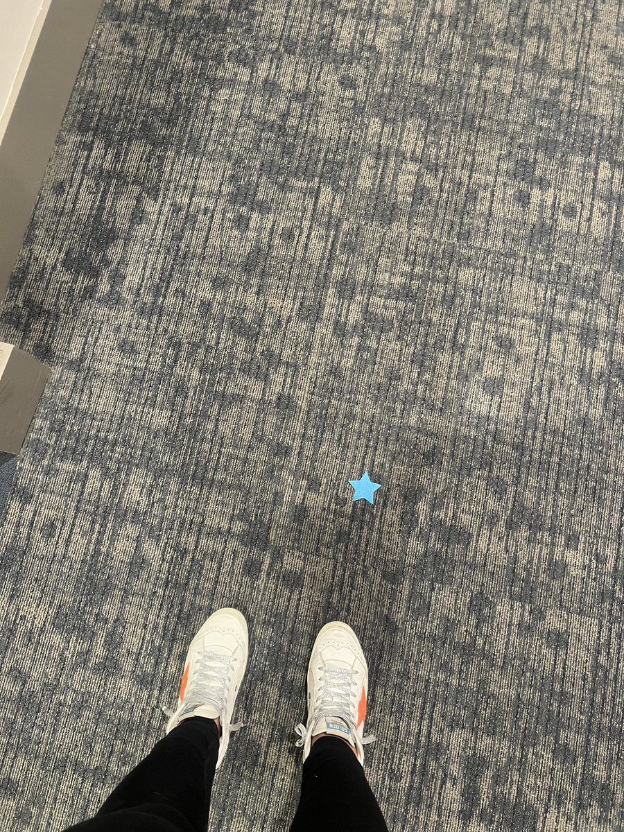 amberrwallace's tweet photo. WHO ON MY APARTMENT FLOOR IS A SWIFTIE !!! https://t.co/v4HmjLzwcP