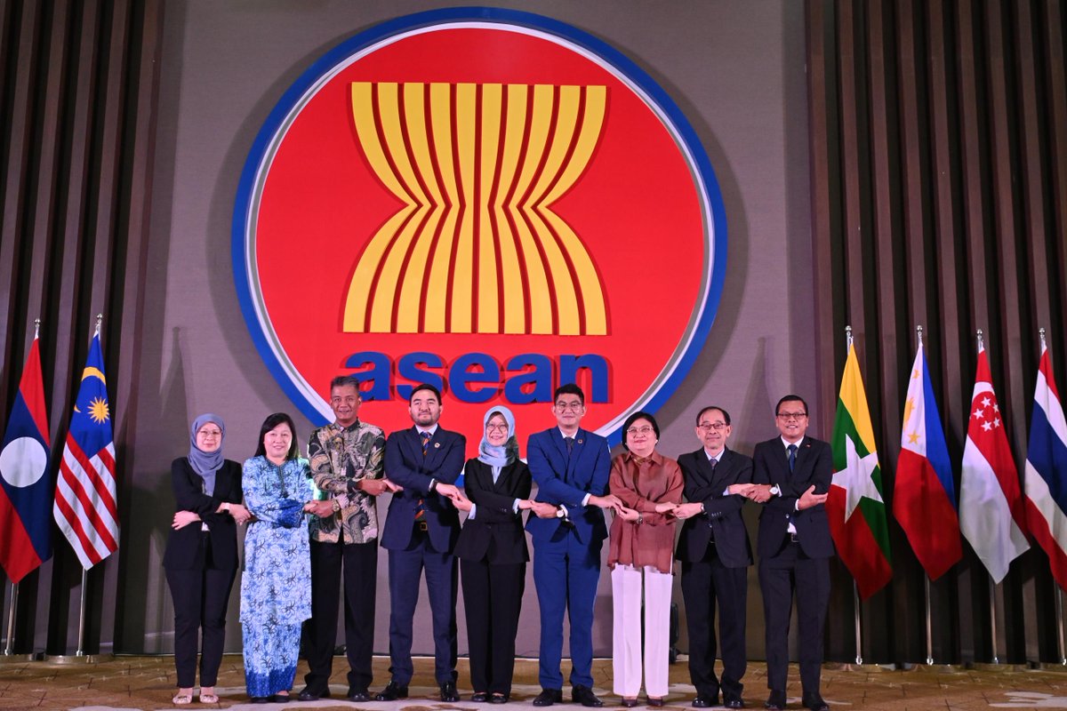SelangorYouth's tweet photo. Duli Yang Teramat Mulia (D.Y.T.M.) Tengku Amir Shah Ibni Sultan Sharafuddin Idris Shah Alhaj, Raja Muda Selangor telah berkenan mencemar duli untuk menyampaikan titah ucaptama kepada para delegasi di ASEAN Youth Conference 2023 “ https://t.co/DrW88nrmee