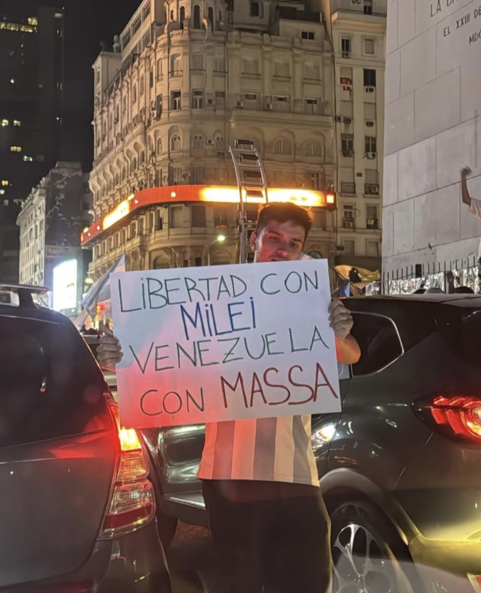 pissanoEmi2's tweet image. Hoy fui a la marcha.. si bien estoy acostumbrada, hoy vi otras miradas, hoy vi otra impronta… hoy había gente totalmente angustiada, sin entender el voto de la otra parte de la sociedad … conversábamos y el sentimiento era tal cual en todos .. después estaba la desesperación de…