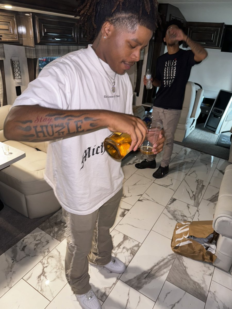 vanus__'s tweet image. instagram.com/p/CzRdnDrriSL/…
Follow me on ig