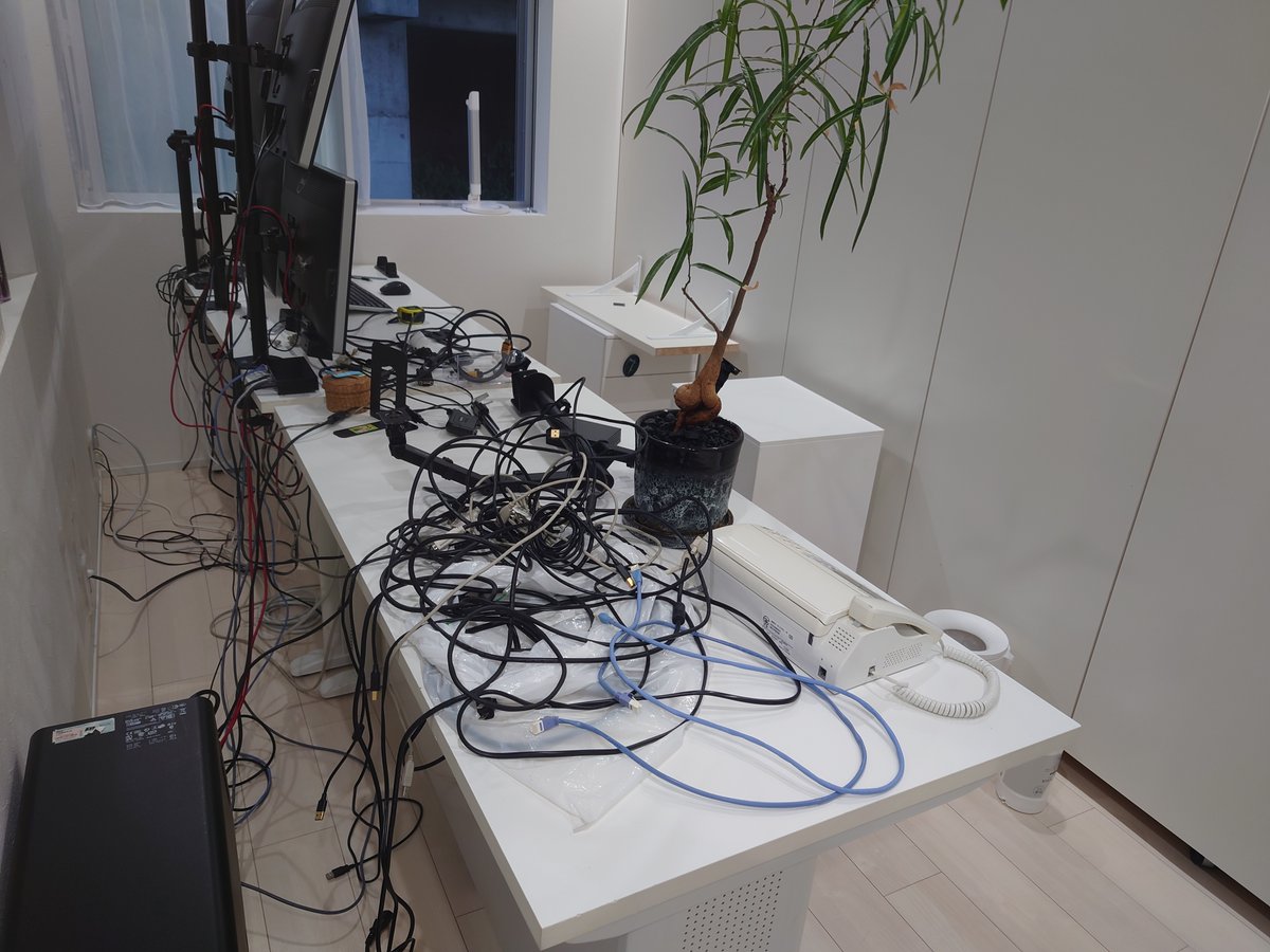 project2000's tweet image. 家中のモニター大集合！
この際なので、モニター縦型にしてチャート監視たくらみ中、笑